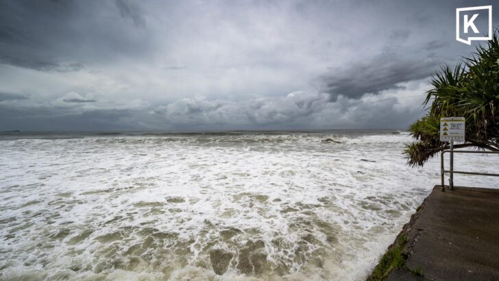 Гигантские волны накрывают залив Тайланда; людям настоятельно рекомендовано эвакуироваться