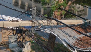 Грузовик задевает провода и срывает 70 электрических столбов в Самут-Пракане