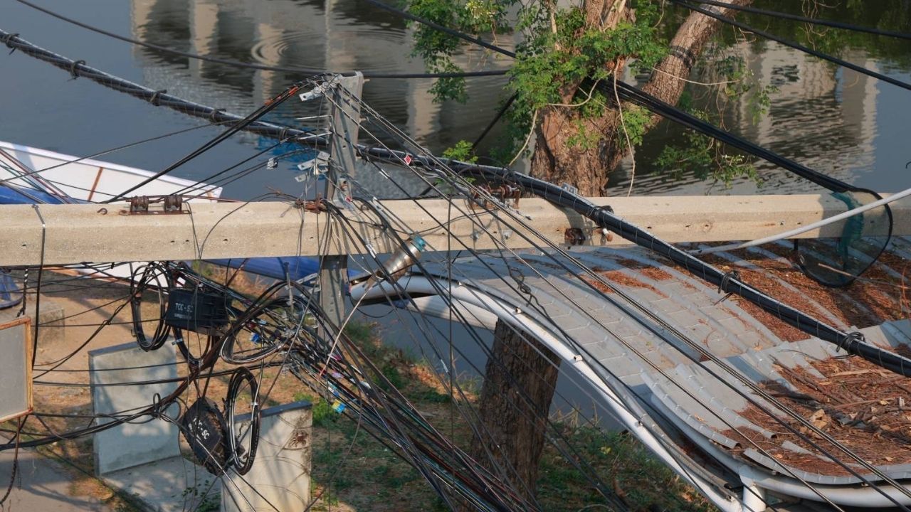 Грузовик задевает провода и срывает 70 электрических столбов в Самут-Пракане