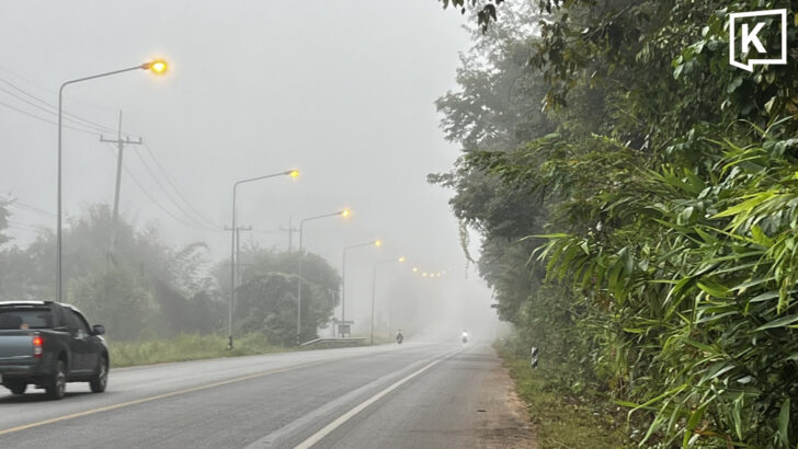 Густой туман заставил грузовик слететь в овраг, убив двоих