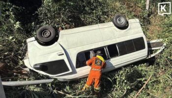 Два человека погибли, 14 получили травмы, когда минивэн упал с горной дороги