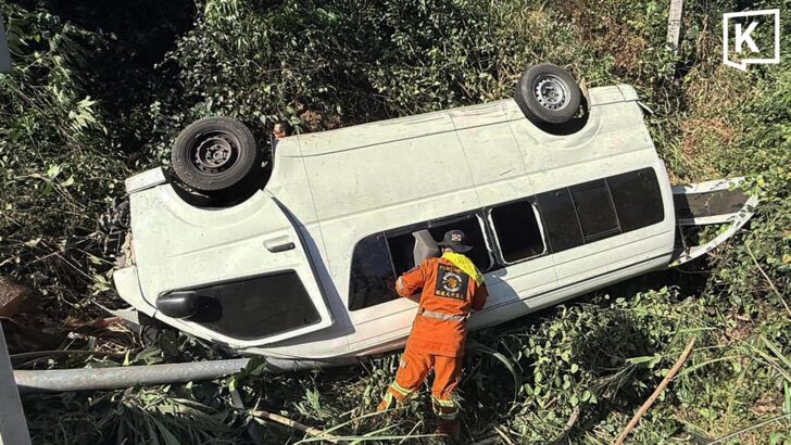 Два человека погибли, 14 получили травмы, когда минивэн упал с горной дороги