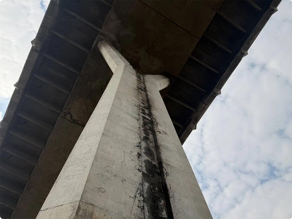 Департамент сельских дорог отклоняет иски о пожарном ущербе, утверждая, что опора моста Бhumibol безопасна.