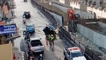 Дорога Рама II провалилась, пикап застрял