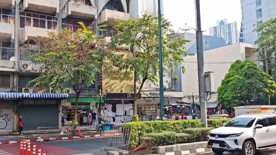 Женщина с ножом нападает на туристов на улице Сукхумвит 5 в Бангкоке, два иностранца получили ранения