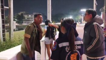 Жители в шоке, когда обнаженная женщина пешком идет по улицам Удона Тани