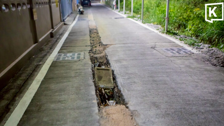 Жители предупреждают о риске аварий из-за зияющих дорожных ям в Паттайе