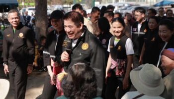 Заместитель премьер-министра и министр образования посетили Чианграй, чтобы решить проблемы в schools и реформу образования.