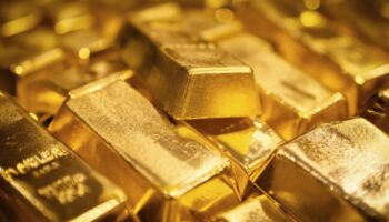 Золото стремится к $5,000 и может достичь 80,000 бат, движимое центральными банками и растущим спросом.