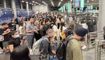 Иммиграция устраняет переполненные очереди в аэропорту Суварннабум, заявляют пассажиры, которые прошли контроль за 30 минут, несмотря на одновременную посадку 30 рейсов.