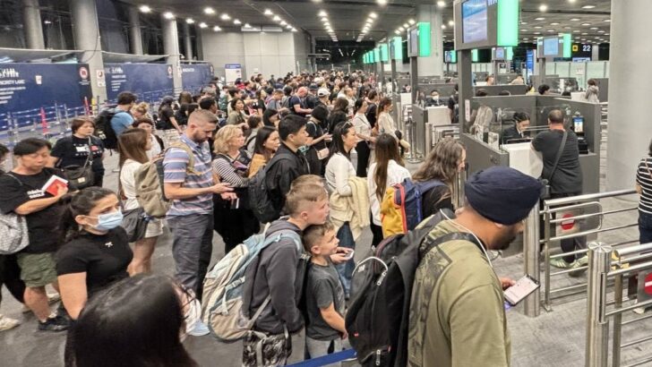 Иммиграция устраняет переполненные очереди в аэропорту Суварннабум, заявляют пассажиры, которые прошли контроль за 30 минут, несмотря на одновременную посадку 30 рейсов.