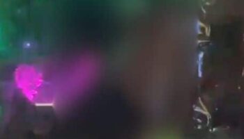 Иностранная пара попалась на видео, занимаясь флиртом в тук-туке на Пхукете