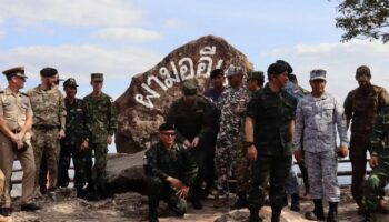 Иностранные военные атташе посещают район тайско-камбоджийской границы в Си Сакете