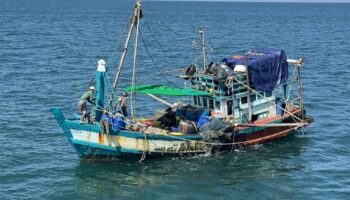 Королевский тайский флот задерживает камбоджийскую рыболовную лодку за незаконный вход в тайские воды