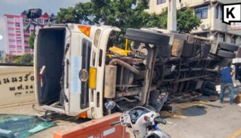 Кран-гусеничный автомобиль overturns на мосту Бангкока, injuring двоих.