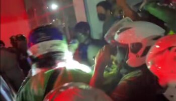 Курьер, который 'нарушил правила', был избит охранником ипподрома