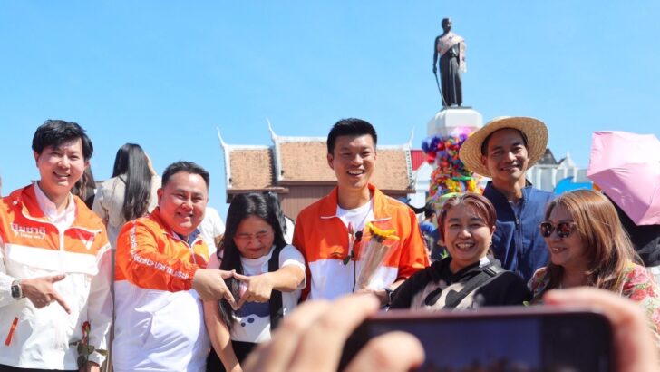 Лидер оппозиции Таиланда проводит кампанию в Корате, посещает памятник Я МО