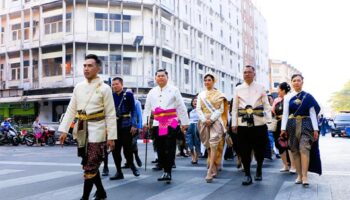 Лопбури приветствует традиционную тайскую одежду перед фестивалем правления 38-го короля Нарая Великого