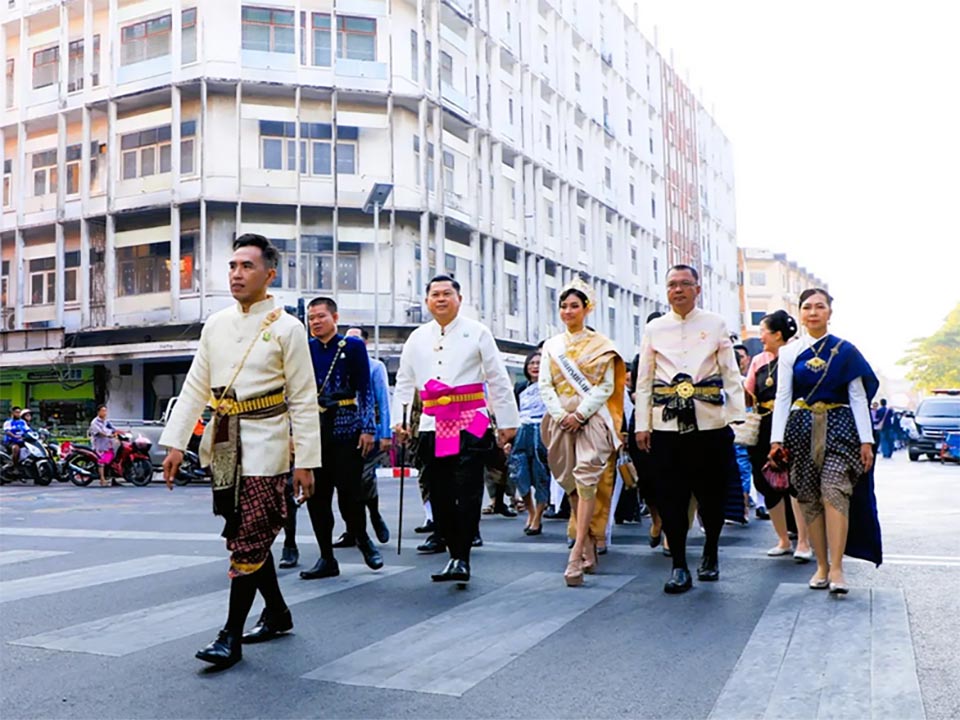 Лопбури приветствует традиционную тайскую одежду перед фестивалем правления 38-го короля Нарая Великого