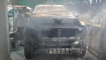 Май Янанг Ритуал вызывает пожар, машина сгорает в огне