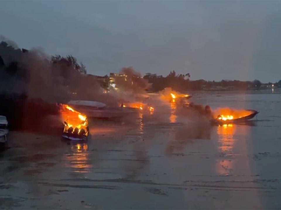 Массированное огонь уничтожает 22 скоростные лодки в пирсе Чалонг на Пхукете, туризм disrupted