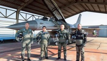 Министр обороны посещает ВВС Таиланда 1 для проверки операций по обеспечению безопасности на восточной границе