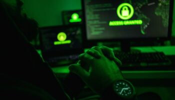 Министр цифровой экономики и общества был призван назвать политиков, связанных с мошенничеством.