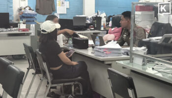 Мужчина, выдающий себя за покупателя жилья, грабит китайского агентства недвижимости с помощью ножниц