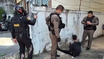 Мужчина из Удон-Тани небрежно курит метамфетамин у дома командира полиции