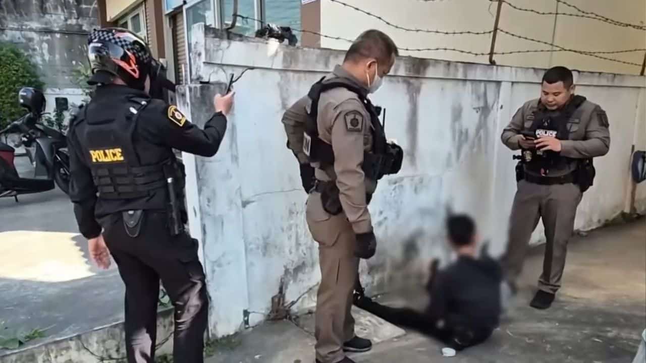 Мужчина из Удон-Тани небрежно курит метамфетамин у дома командира полиции