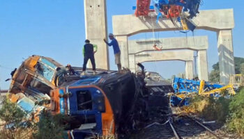 Обрушение крана на строительстве высокоскоростной железной дороги привело к derailment пассажирского поезда Бангкок-Убон, унесшему жизни как минимум 28 человек.