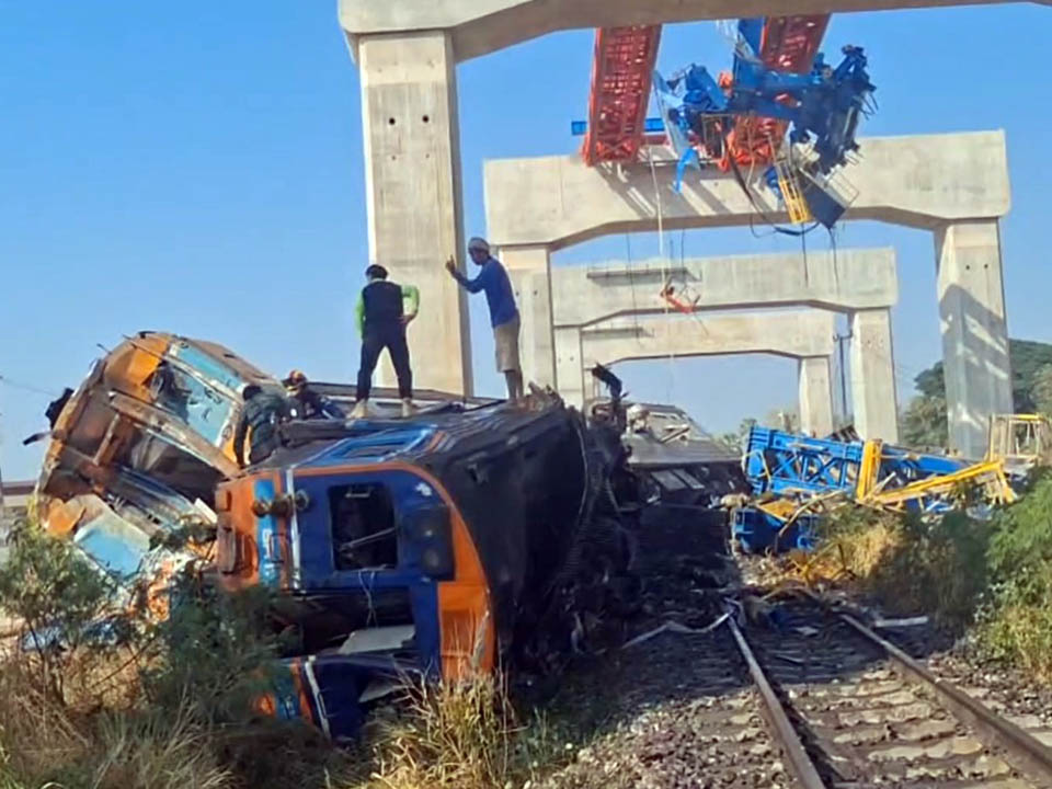 Обрушение крана на строительстве высокоскоростной железной дороги привело к derailment пассажирского поезда Бангкок-Убон, унесшему жизни как минимум 28 человек.