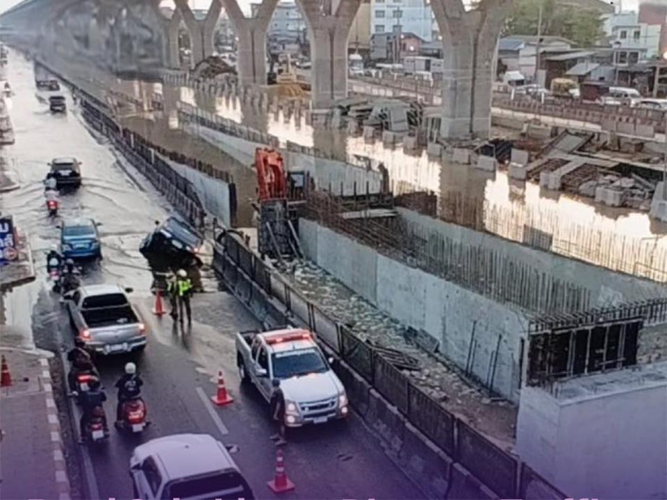 Оседание дороги на дороге Рама II в Самут-Сахоне приводит к нарушению движения.