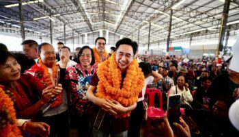 Партия Пхеу Тхай 'объявляет войну бедности'