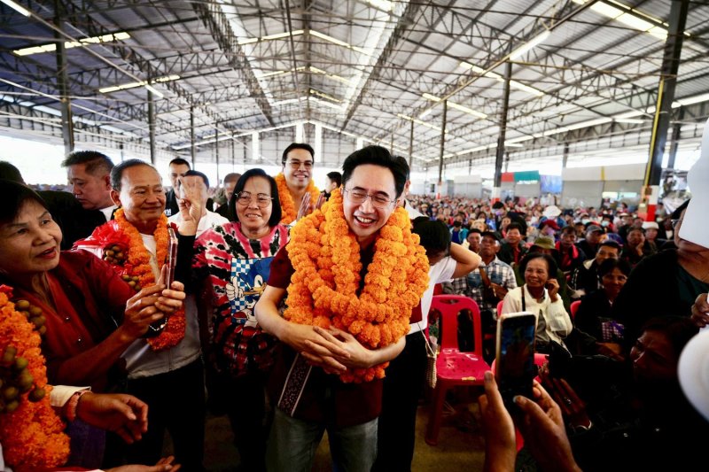 Партия Пхеу Тхай 'объявляет войну бедности'