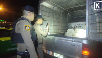 Пикап разбивает контрольный пункт, сбрасывает 15 мешков кристаллического метамфетамина