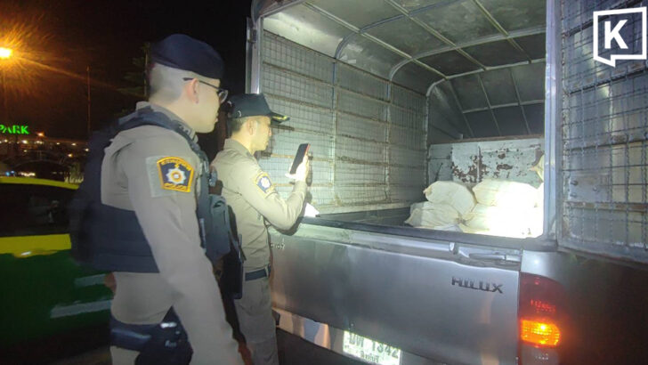 Пикап разбивает контрольный пункт, сбрасывает 15 мешков кристаллического метамфетамина