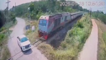 Поезд столкнулся с грузовиком в Сонгкхле, в результате чего один человек погиб.