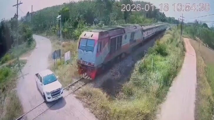 Поезд столкнулся с грузовиком в Сонгкхле, в результате чего один человек погиб.