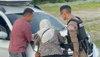 Пожилой человек погиб после того, как малайзийский седан потерял управление в Пхаттхалунге