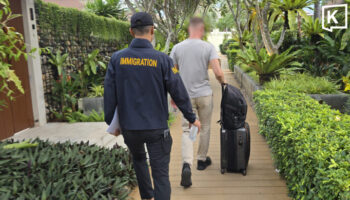 Полиция арестовала россиянина, подозреваемого в руководстве бандой вымогателей.