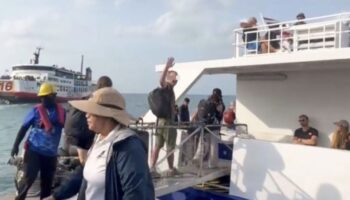 Полиция туристов на Кох Пхангане помогает застрявшему британцу