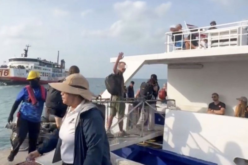 Полиция туристов на Кох Пхангане помогает застрявшему британцу