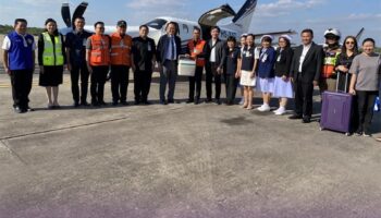 Премьер-министр Анути пилотирует рейс «Сердце на крыльях» в Удонтани, доставляя донорское сердце для трансплантации