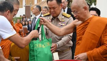 Премьер-министр Анутин возглавляет церемонию возложения почестей в честь Сомдета Пхра Маха Виравонгса