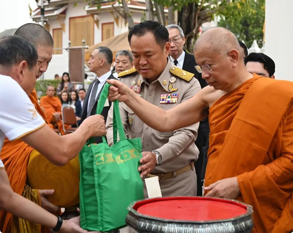 Премьер-министр Анутин возглавляет церемонию возложения почестей в честь Сомдета Пхра Маха Виравонгса