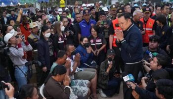 Премьер-министр Анутин, министр транспорта, осматривают место крушения поезда в Накхонратчасиме