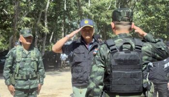 Премьер-министр Анутин совершает новогодний визит к войскам, охраняющим тайско-камбоджийскую границу