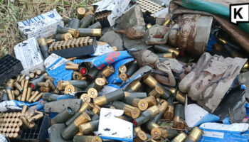 Пули и статуи Будды, найденные в канаве на обочине дороги в Тайланде