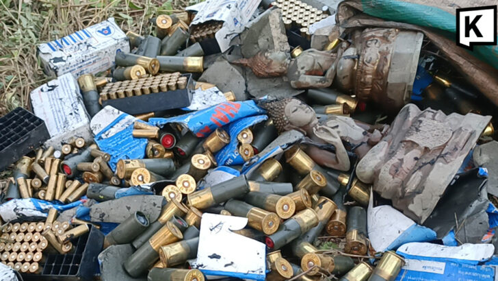 Пули и статуи Будды, найденные в канаве на обочине дороги в Тайланде